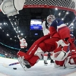 　アイスホッケー男子１次リーグ、チェコ戦でゴールを決めるカナダのニック・スズキ（中央左奥）＝１２日、ミラノ（ロイター＝共同）