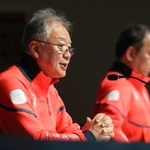 　記者会見する日本選手団の伊東秀仁団長＝１３日、イタリア・ミラノ（共同）