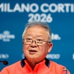 　記者会見する日本選手団の伊東秀仁団長＝１３日、イタリア・ミラノ（共同）