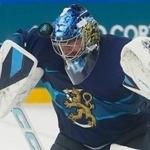 　アイスホッケーの男子１次リーグ、スウェーデン戦でシュートを止めるフィンランドのＧＫユーセ・サロス＝１３日、ミラノ（ＡＰ＝共同）