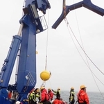 　バロー岬沖での観測機器の設置作業＝２０２４年９月（海洋研究開発機構・北極域研究加速プロジェクト提供）