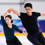 　公式練習で調整するペアの三浦璃来（左）、木原龍一組＝ミラノ（共同）