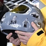 　戦死した母国のアスリートたちの顔が描かれたスケルトン男子ウクライナ代表のウラジスラフ・ヘラスケビッチのヘルメット＝１２日、イタリア・コルティナダンペッツォ（共同）