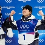 　男子ハーフパイプ決勝で金メダルを確信し、ガッツポーズする戸塚優斗。左は山田琉聖＝リビーニョ（共同）