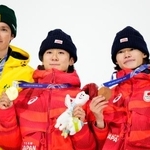 　男子ハーフパイプの表彰式で金メダルを掲げる戸塚優斗（中央）。右は銅の山田琉聖＝リビーニョ（共同）