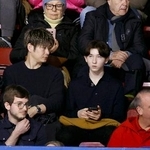 　男子フリーを観戦する中田璃士（右）＝ミラノ（共同）