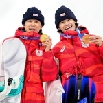 　男子ハーフパイプで金メダルを獲得した戸塚優斗（左）と銅メダルの山田琉聖＝リビーニョ（共同）