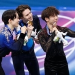 　男子の表彰式で記念撮影する（左から）銀メダルの鍵山優真、金メダルのミハイル・シャイドロフ、銅メダルの佐藤駿＝ミラノ（共同）