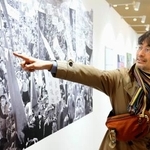 　報道写真展「食の戦後史-飢餓、飽食、美食-」を見学する京都大の藤原辰史教授＝１３日、東京都港区