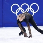 　男子フリー　ジャンプに失敗し、手をつくイリア・マリニン＝ミラノ（共同）