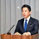 　記者会見する小泉防衛相＝１３日、ドイツ・ミュンヘン（共同）