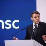 　ドイツ・ミュンヘンのミュンヘン安全保障会議で演説するフランスのマクロン大統領＝１３日（ロイター＝共同）