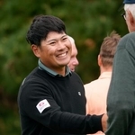 　第２ラウンド、笑顔でホールアウトする久常涼。通算１５アンダーで首位＝スパイグラス・ヒルＧＣ（共同）