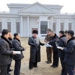 　ロシア支援のために派遣された北朝鮮軍の功績をたたえる「海外軍事作戦戦闘偉勲記念館」の建設現場を視察する金正恩朝鮮労働党総書記（左から４人目）＝１３日、平壌（朝鮮中央通信＝共同）