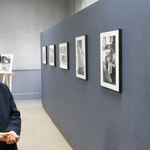 　故塩田武史さんの作品について説明する妻の弘美さん＝１２日、熊本市の熊本大