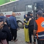 　８日、ガザ南部ハンユニスで検問所への出発を前に別れのあいさつをする人たち（共同）