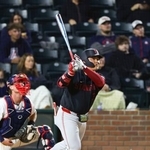 　アリゾナ大戦の３回、ソロ本塁打を放つスタンフォード大・佐々木＝サプライズ（共同）