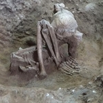 　中国南部の遺跡で発見された、燻製されミイラになった９千年以上前の中年男性の人骨（国際研究チーム提供）