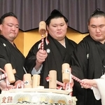 　横綱昇進披露宴で鏡開きをする大の里（中央）。左は二所ノ関親方、右は豊昇龍＝１４日、東京都内のホテル（代表撮影）