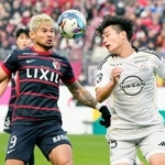 　鹿島-横浜Ｍ　後半、競り合う鹿島・レオセアラ（左）と横浜Ｍ・関富＝メルスタ