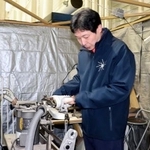 　専用の作業スペースで研磨について説明する日下匡力コーチ＝１月、埼玉県内