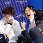 　ミラノ・コルティナ五輪のフィギュアスケート男子で銀メダルを獲得し喜ぶ鍵山優真（右）と、銅メダルで涙ぐむ佐藤駿＝１３日、イタリア・ミラノ（共同）