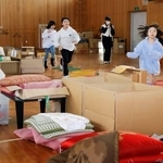 　避難所として使われた際の物資が残る門前西小の体育館＝１４日午後、石川県輪島市門前町