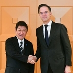 　会談前、握手する茂木外相（左）とＮＡＴＯのルッテ事務総長＝１４日、ドイツ・ミュンヘン（共同）