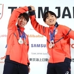 　獲得したメダルを胸に撮影に応じるフィギュアスケート男子の鍵山優真（右）と佐藤駿＝１４日、イタリア・ミラノ（共同）