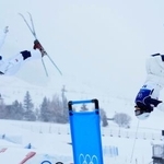 　女子デュアルモーグル２回戦　第２エアを決める藤木日菜（右）＝リビーニョ（共同）