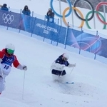 　女子デュアルモーグル１回戦　コブを攻める柳本理乃（右）＝リビーニョ（共同）