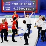 　スイスに勝利し、喜ぶ小谷（右から３人目）ら日本チーム＝コルティナダンペッツォ（共同）