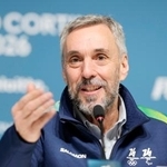 　記者会見する大会組織委のバルニエＣＥＯ＝１４日、イタリア・ミラノ（共同）