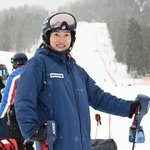 　練習を終え、写真に納まるアルペンスキー女子の安藤麻＝ドッビアコ（共同）