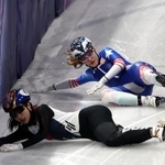 　スピードスケート・ショートトラック混合リレー準決勝で、転倒した韓国と米国の選手＝１０日（ゲッティ＝共同）