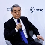 　１４日、ミュンヘン安全保障会議で話す中国の王毅外相＝ドイツ・ミュンヘン（ゲッティ＝共同）