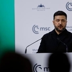 　ミュンヘン安全保障会議で演説するウクライナのゼレンスキー大統領＝１４日、ドイツ・ミュンヘン（ゲッティ＝共同）