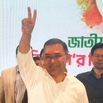 　記者会見後にピースサインを掲げるＢＮＰのラーマン党首＝１４日、バングラデシュ・ダッカ（共同）