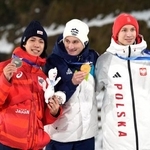 　男子個人ラージヒルで銀メダルを獲得し、笑顔の二階堂蓮。中央は優勝したドメン・プレブツ、右は３位のカツペル・トマシャク＝プレダッツォ（共同）