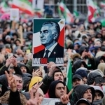 　イラン政府に対する抗議デモに参加したパーレビ元皇太子に支持を訴える人＝１４日、ドイツ・ミュンヘン（ＡＰ＝共同）