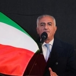 　イラン政府に対する抗議デモで演説するイランのパーレビ元皇太子＝１４日、ドイツ・ミュンヘン（ＡＰ＝共同）