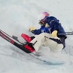 　女子ビッグエア予選　転倒する古賀結那＝リビーニョ（共同）