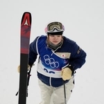 　女子ビッグエア予選の２回目で転倒した古賀結那＝リビーニョ（共同）