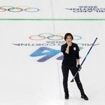 　日本-米国　第８エンドの最終ショット後、厳しい表情を見せる吉村。３点を奪われた＝コルティナダンペッツォ（共同）