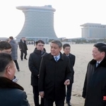 　北朝鮮東部・江原道の元山葛麻海岸観光地区のリゾート施設を訪れた中国の王亜軍駐北朝鮮大使（手前中央）＝１４日（朝鮮中央通信＝共同）