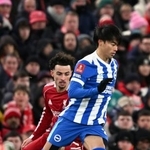 　リバプール戦で攻め込むブライトンの三笘（手前）＝リバプール（共同）