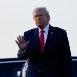 　米フロリダ州の空港に到着したトランプ大統領＝１３日（ロイター＝共同）