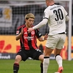 　ボルシアＭＧ戦で競り合うＥフランクフルトの堂安＝フランクフルト（共同）