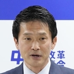 　記者会見する中道改革連合の小川淳也代表＝１３日午後