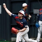 　ブルペンで投球練習する種市＝宮崎